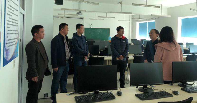 说明: C:\Users\hp\Desktop\2019.10.14杨董事长参观计算机实验室照片\IMG_0353.JPG 说明: C:\Users\hp\Desktop\2019.10.14杨董事长参观计算机实验室照片\IMG_0353.JPG